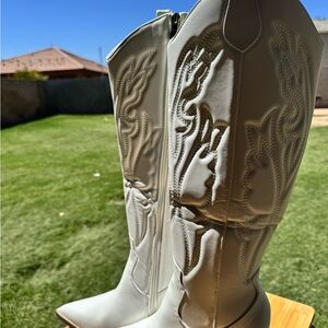 Chic White Embroidered Cowboy Boots